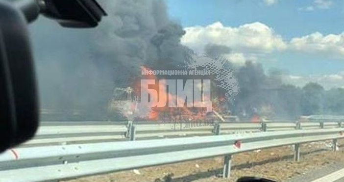 Снимка БлицДва тира са изгорели на магистрала Тракия край Пловдив