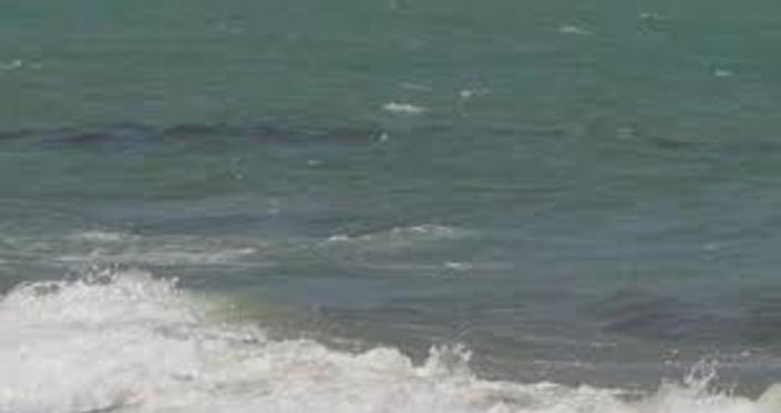 Снимка БулфотоТруп на възрастен мъж е изхвърлило морето преди минути