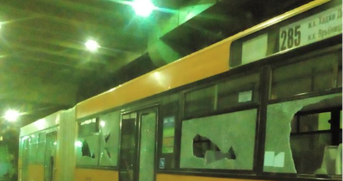 Снимки фейсбукОтново стрелба по градския транспорт в столицата тази нощ От снимки