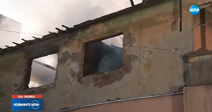 Пожар остави семейства без дом в Божурище. Сигналът на 112