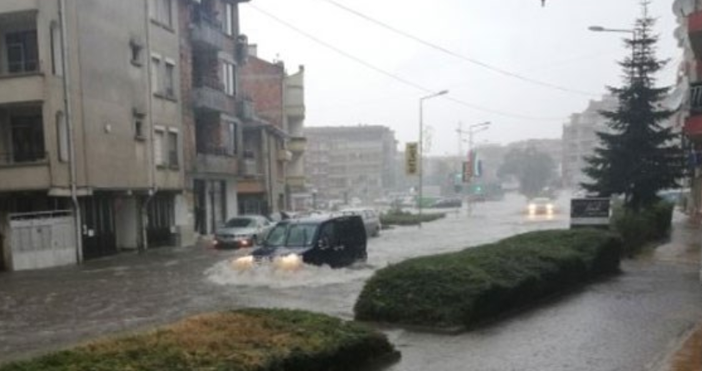 Кадър: bTVПроливен дъжд наводни Поморие.От пожарната заявиха, че са се отзовали на 15