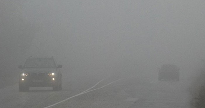 Мъгла намалява видимостта в града пътните настилки са мокри заради