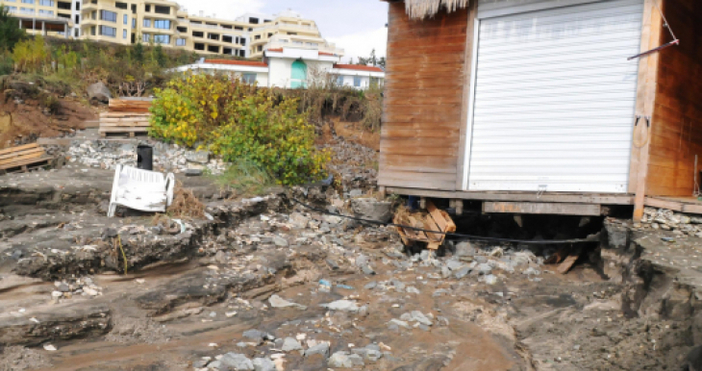 Снимки: БулфотоКъщи намиращи се близо до брега са застрашени, след