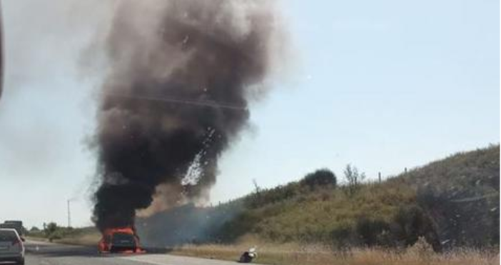 Снимка: ФлагманАвтомобил изгоря до основи на автомагистрала Тракия“. Инцидентът е