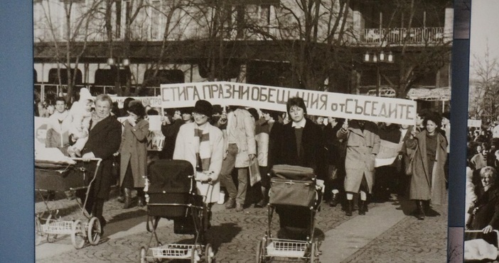 снимки БулфотоДокументална изложба Зараждане на гражданското общество  в България /1987