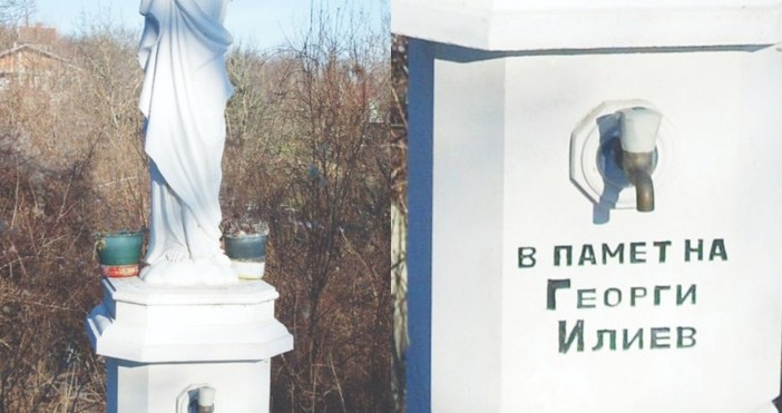 Висаджийският бос Жоро Илиев дарява щедро пари и икони за