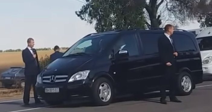 Президентът на Украйна Петро Порошенко лично вози с бус българския