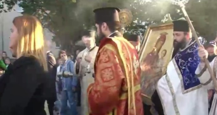 С литийно шествие тя беше занесена до храма Св Николай Чудотворната
