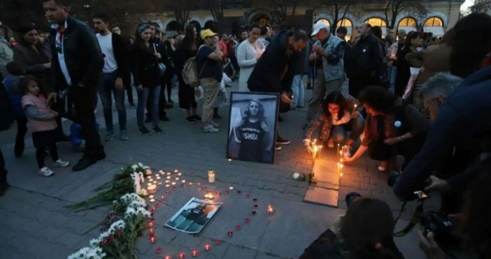 Снимки Канал 3Бдение в памет на жестоко убитата журналистка Виктория Маринова
