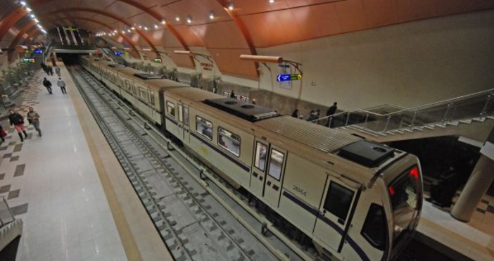 Движението на софийското метро между станциите Жолио Кюри и национален