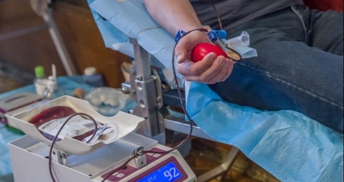 Десетки дариха кръв за пострадала във верижна катастрофа бременна жена.Масовата