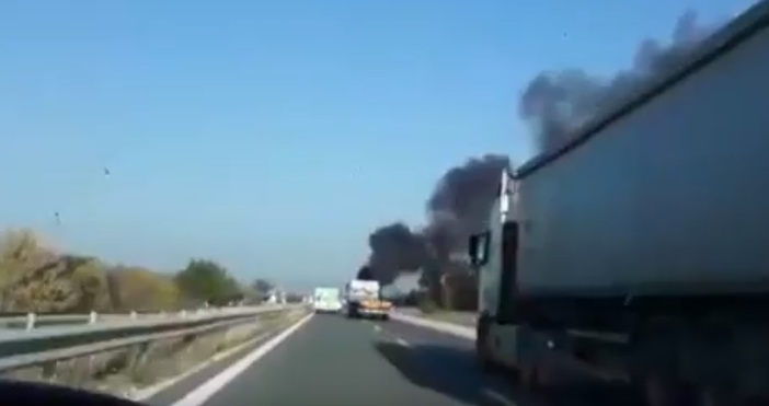 Видео ЧитателОгромни черни пламъци се носят по магистрала Хемус между