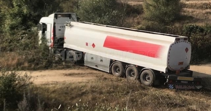 Снимки BulNews bgКамион с цистерна е катастрофирал на главен път Е 79 между