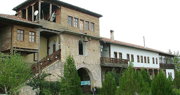 Жител на Асеновград е пострадал сериозно след падане от третия