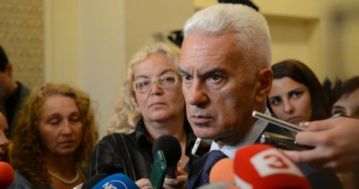 Волен Сидеров коментира в кулоарите на парламента инцидентът със съпругата