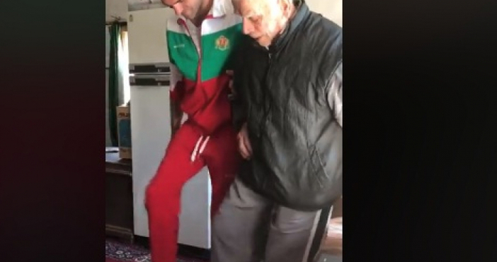 Видео на което възрастен мъж едвам танцува хоро захвърлил бастуна