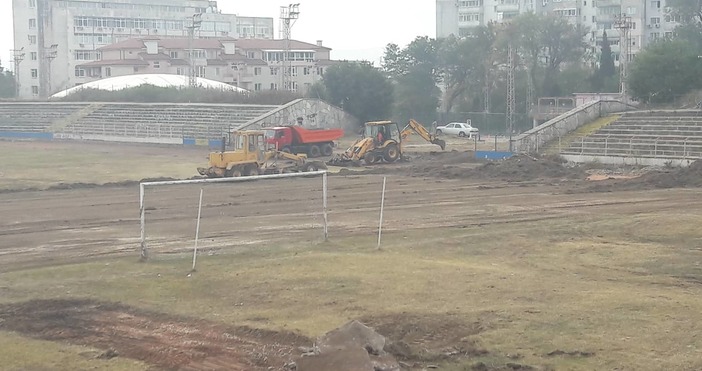 Специализирани машини в момента подготвят терена на стадион Спартак за