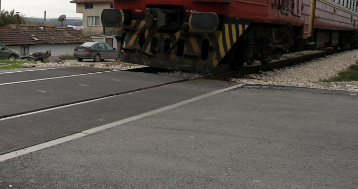 Снимка БулфотоВлак е ударил товарен бус на жп прелез край