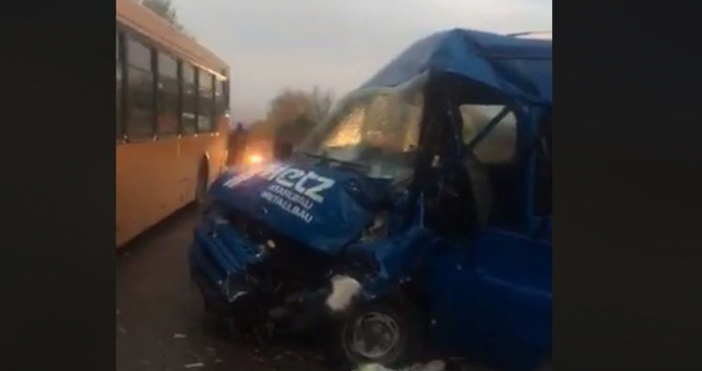 Трима души са ранени при катастрофа между автобус на градския