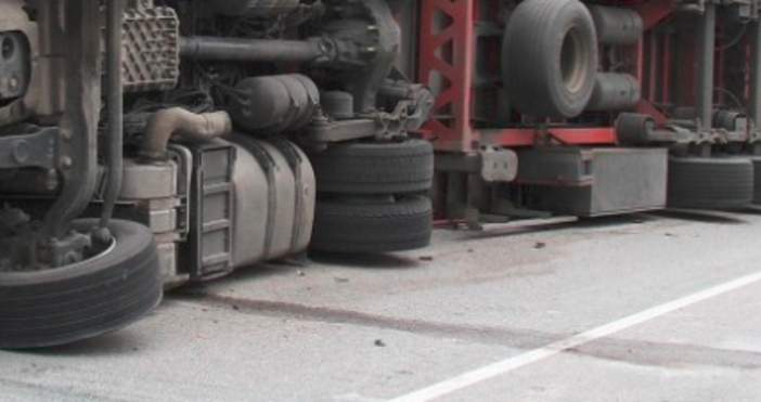 Снимка БулфотоШофьорът на ТИР пострадал при катастрофа на Околовръстното шосе на София