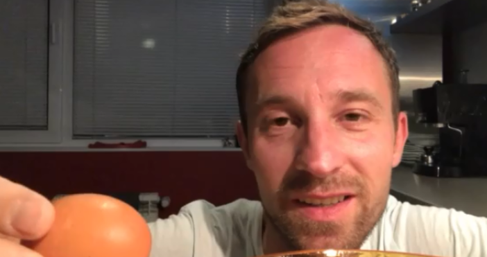 Кадър Нова твГорещи палачинки направи тази сутрин Ники Василковски в