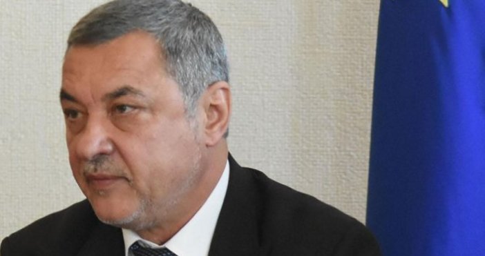Снимка БулфотоС решение на правителството вицепремиерът Валери Симеонов се освобождава като председател на