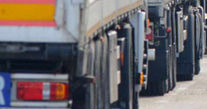 Снимка БулфотоТежка верижна катастрофа между два тира и бетоновоз затруднява