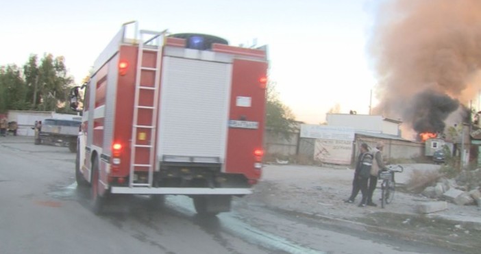 Пожар в Столипиново вдигна на крак огнеборците в Пловдив Огнени пламъци