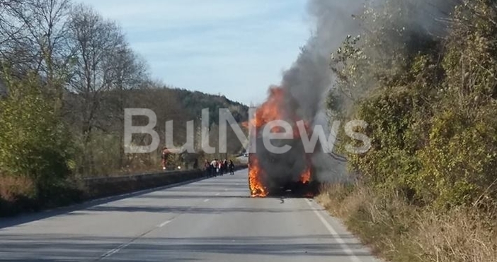 Снимки БулнюзБургаски автобус с работници се е запалил преди минути