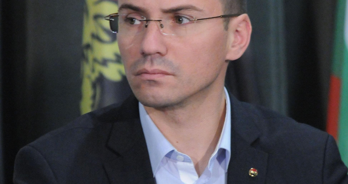 Евродепутатът и зам.-председател на ВМРО Ангел Джамбазки изригна във фейсбук по