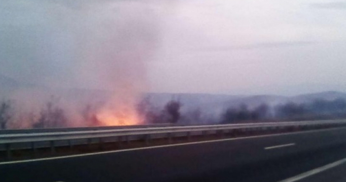 Огромен пожар гори край Дупница вследствие на който магистрала Струма