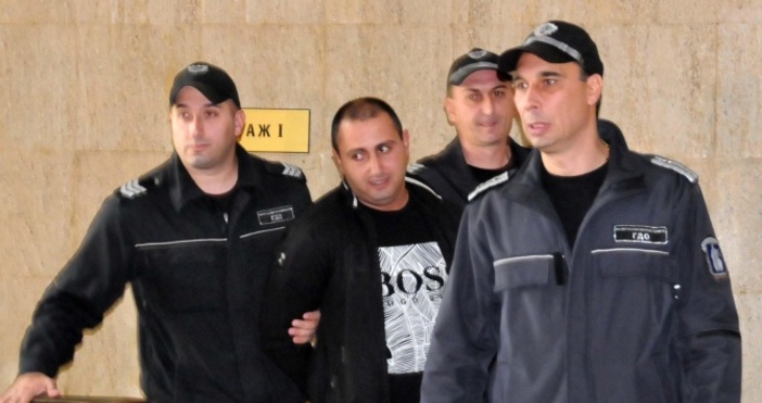 Снимки: БулфотоПолицаи доведоха днес в Районния съд в Бургас Румен Янакиев