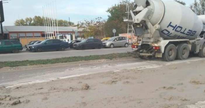 Снимки  Виждам те КАТ Варна Бетоновоз разсипа част от товара си върху пътното