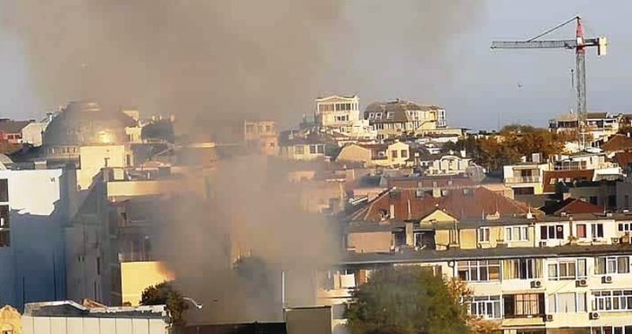 снимка читателПожарът в центъра на Варна за който Петел вече