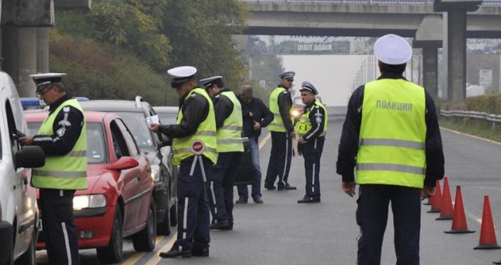 Снимка БулфотоПътната полиция започва засилени проверки за готовността на автомобилите
