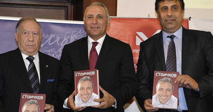 Снимки БулфотоБългарската футболна легенда Христо Сточков представи своята автобиографична книга