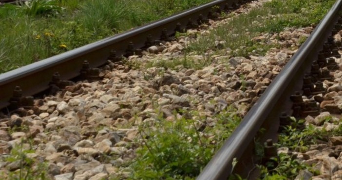 Тялото на жена е открито край жп линията край гара Попово.Вчера около