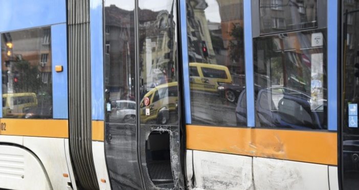 Снимка: БулфотоТежък инцидент с трамвай стана в столицата в късно снощи.В района