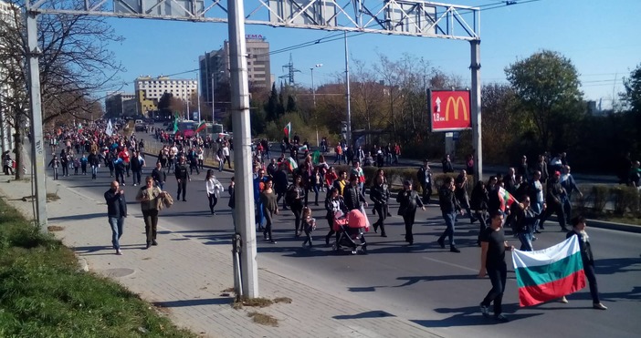 Протестното шествие тръгна към Аспарухов мост като полицията отцепва движението Шофьорите