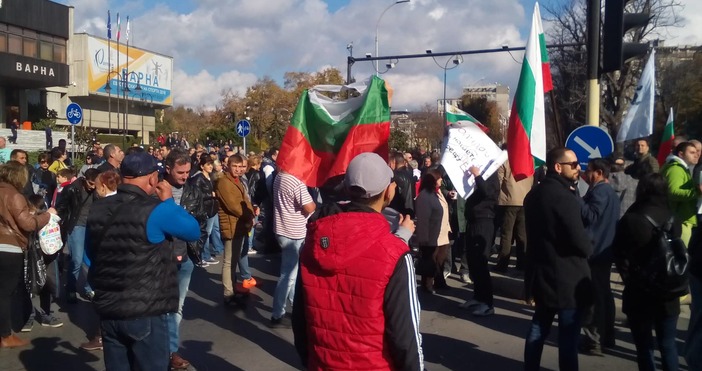 Движението във Варна е блокирано за втори ден от протест.