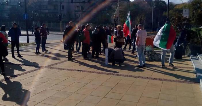 Започва протестът във Варна.Хората се събират пред общината.Жителите на морската