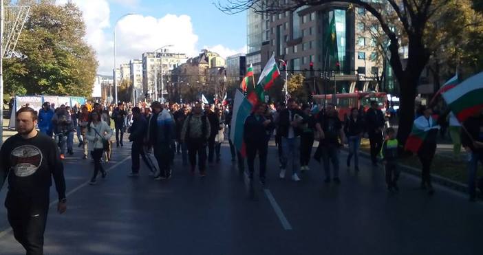 Под звуците на Гайда протестиращите поеха към Катедралата във Варна