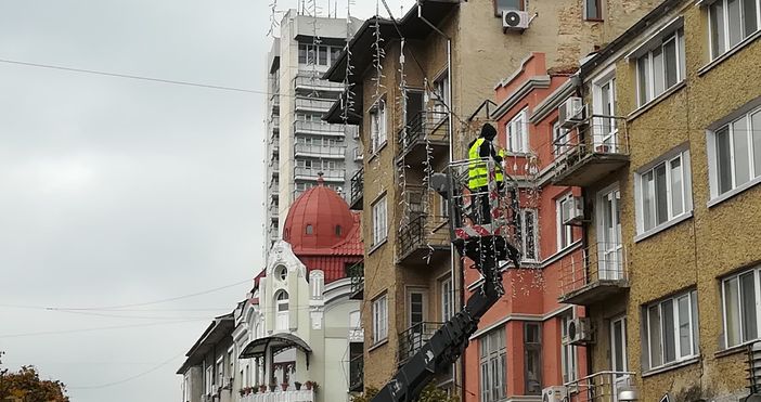 Снимки: ПетелСлагането на коледната украса в центъра на Варна продължава.През