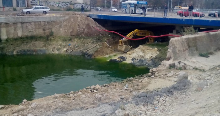 Работниците изпуснаха в изкопа водата от езерото което се бе