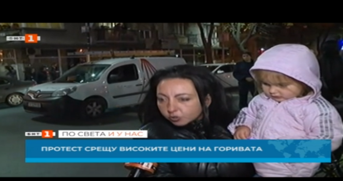 Кадър БНТНа протеста във Варна се присъединиха даже и майки