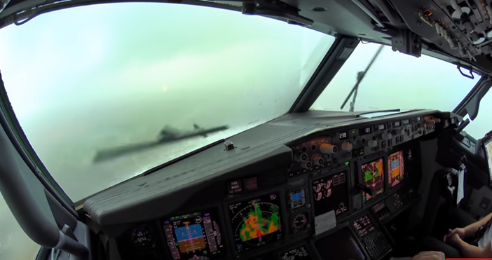 Боинг 737 направи меко кацане в гръмотевични бури силна турбуленция