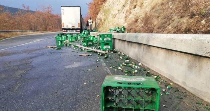 Снимка: Булфото, архивКамион изсипа стотици литра бира на пътя след