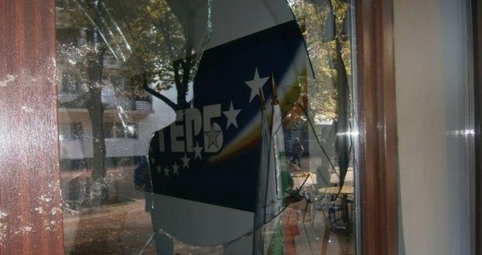 Витрина на офис на политическа партия ГЕРБ е счупена в