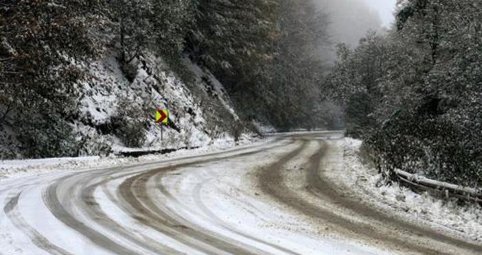 Снимка БулфотоСняг и заледени пътища по високите части на страната