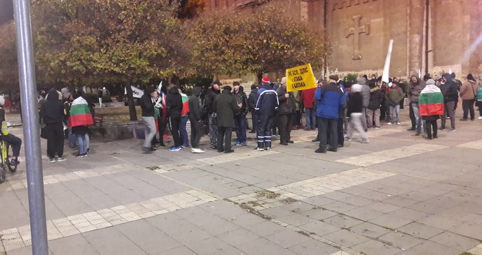 Над 70 са вече протестиращите пред Катедралата във Варна Очаква
